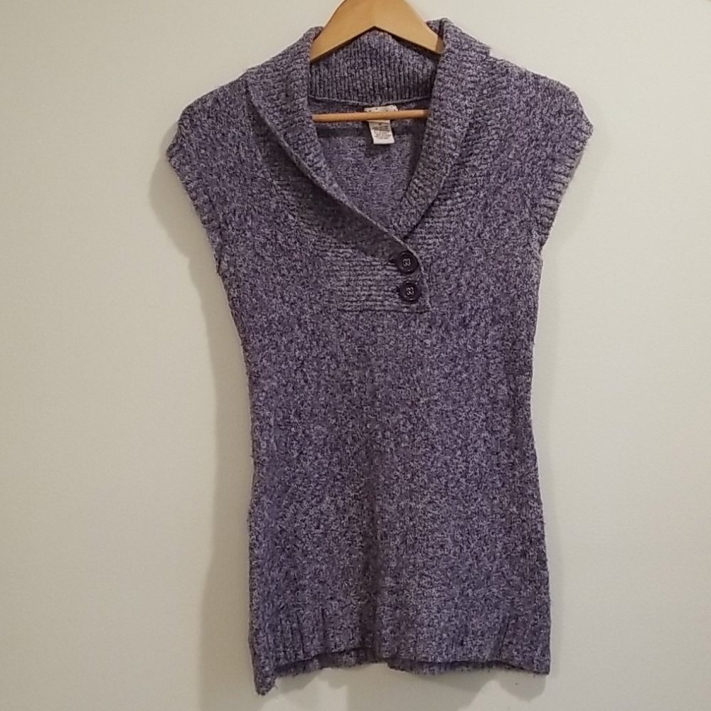Sleeveless cotton top.